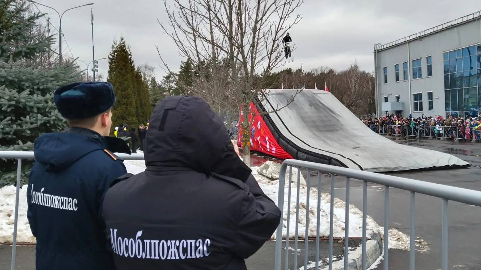 Работники ГКУ МО «Мособлпожспас» обеспечили безопасность мотофристайл-шоу в Каширском округе