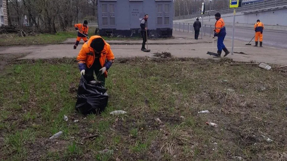 В Долгопрудном продолжаются мойка остановок и ямочный ремонт дорог