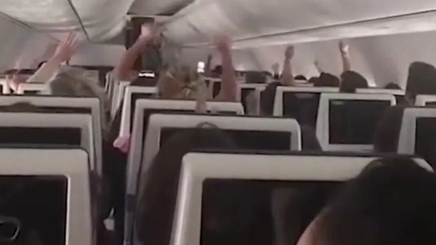 Аплодисменты и песни: кадры посадки рейса Flydubai после поножовщины пилотов