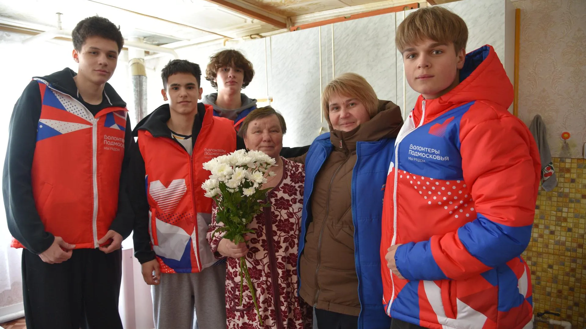Лотошинские волонтеры поздравили с праздником женщин-медиков, пожарных и матерей героев СВО