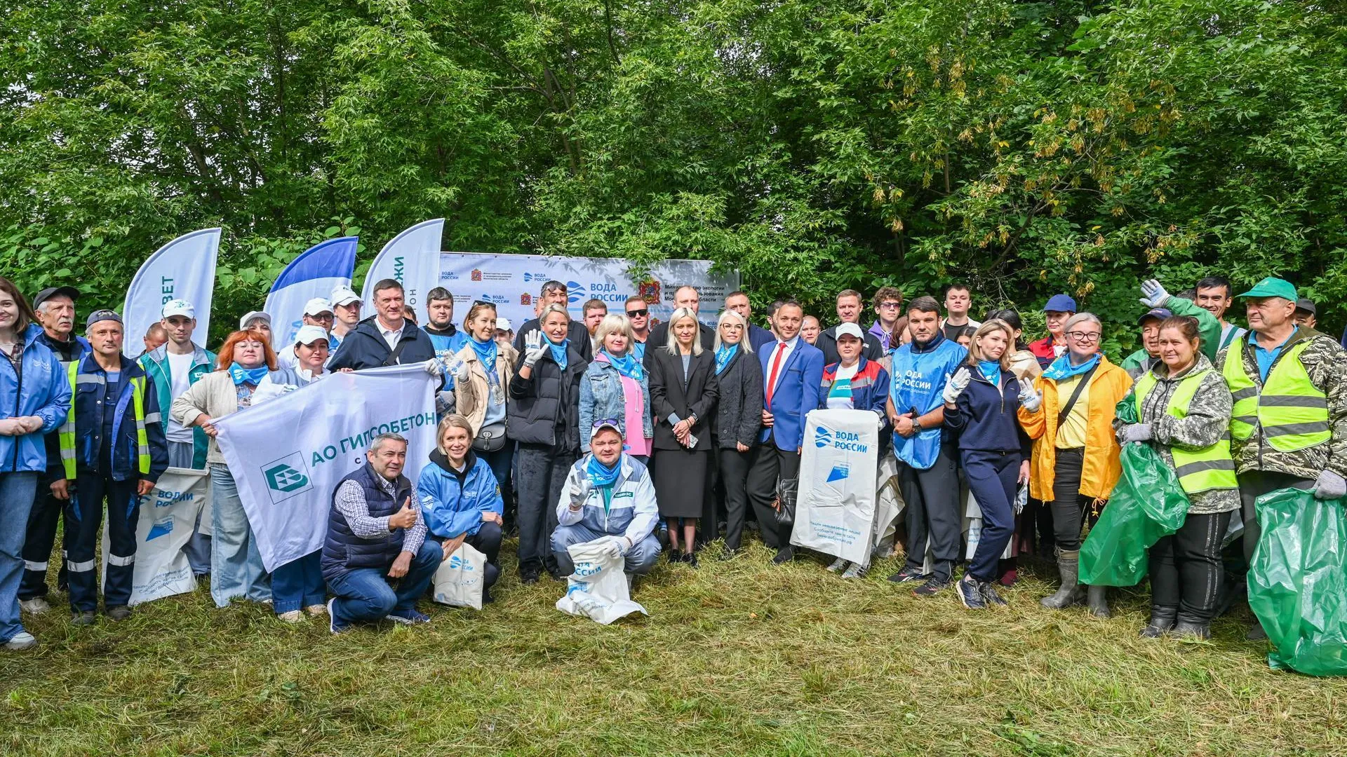 В Ленинском округе очистили береговую линию Таболовского пруда