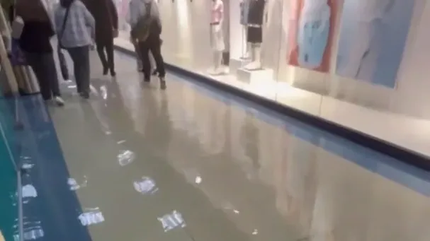 Видео: Тюмень ушла под воду после грозы