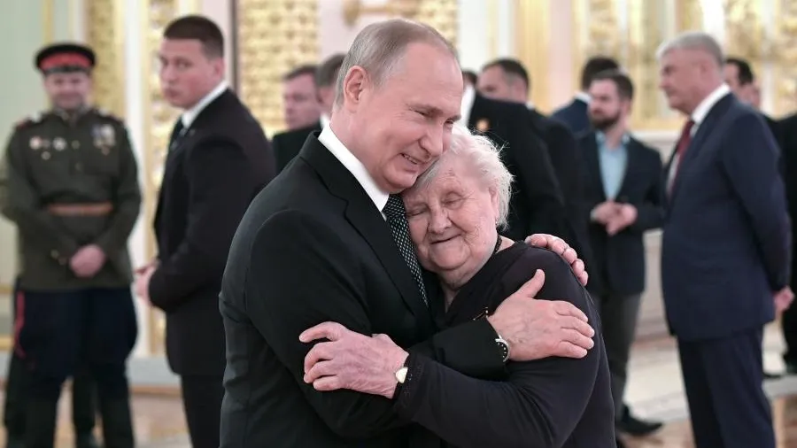 Учительница Путина рассказала, что он был «своим» во дворе и классе