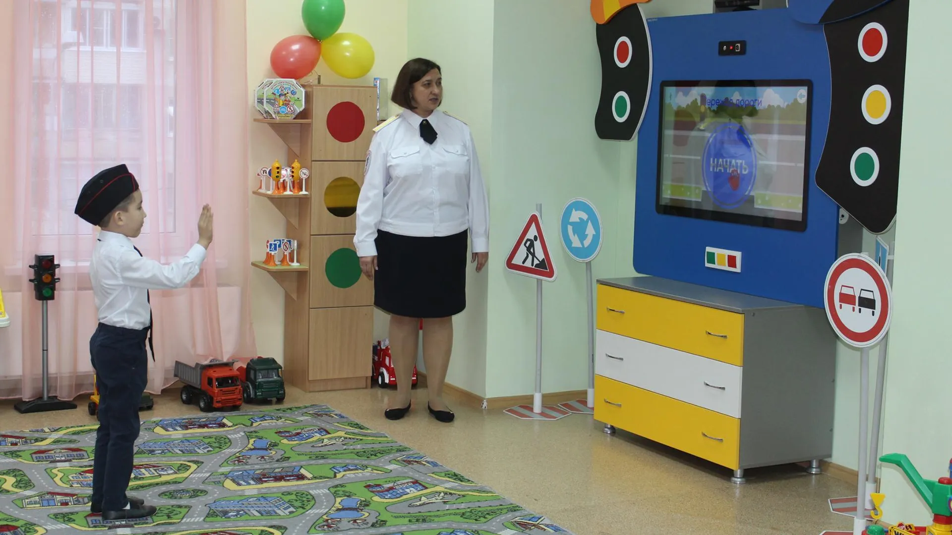 Воспитанники детсада в Люберцах изучили ПДД на специальном тренажере