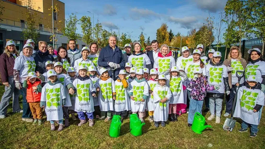 Андрей Иванов и дошкольники посадили клены в Одинцовском округе