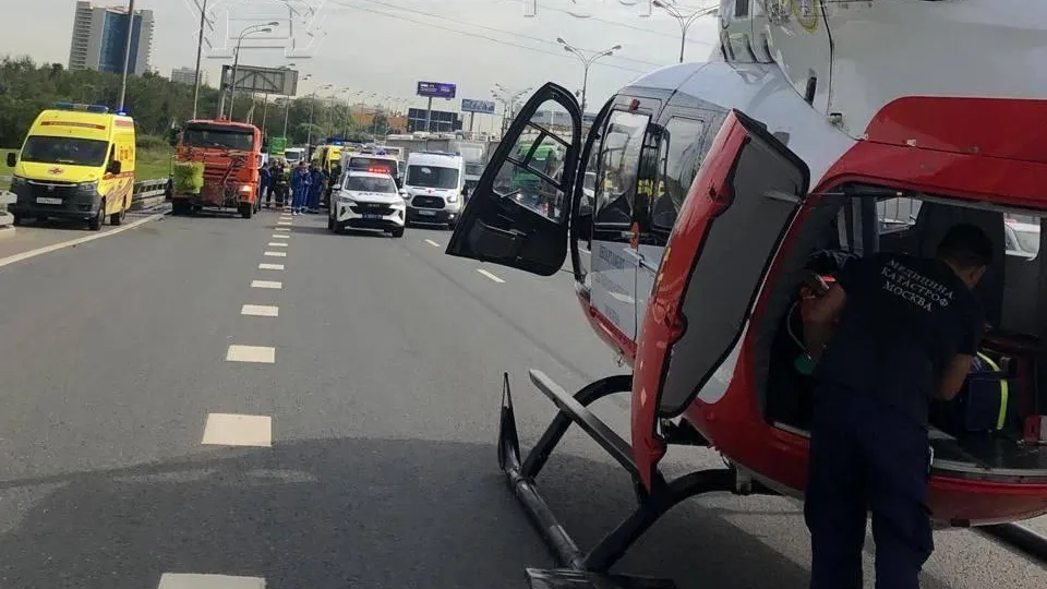 Вертолет эвакуировал одного из пострадавших в ДТП с такси на МКАД