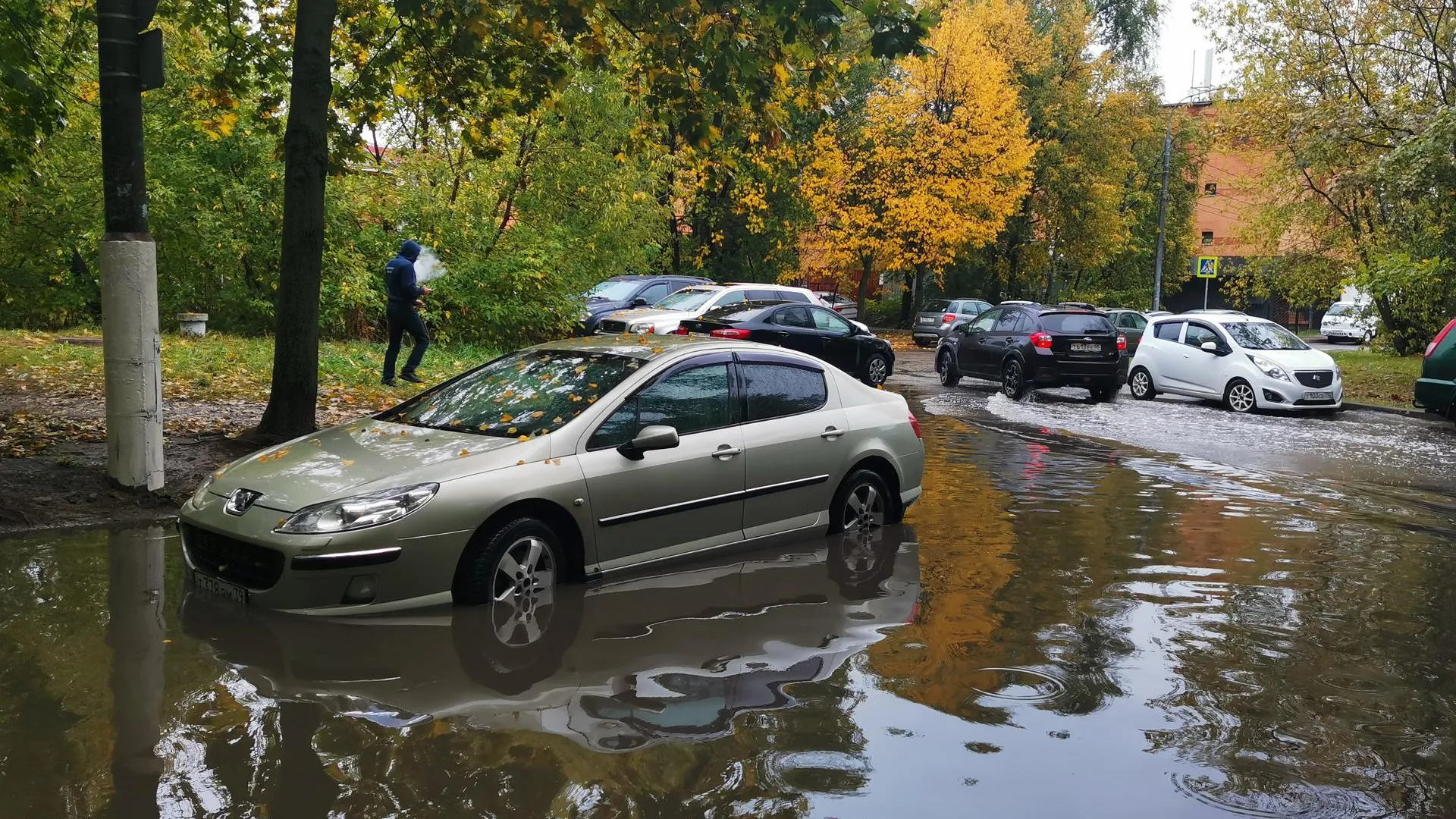 Мужчина покатался на сапборде по луже во дворе Королева