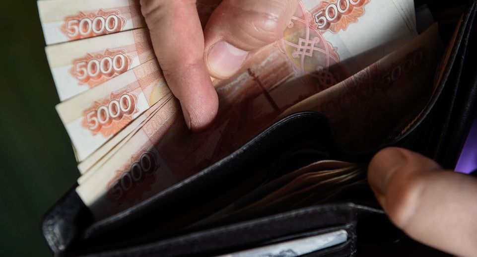 Зарплаты некоторым категориям бюджетников в России повысят на 7,6% с 1 октября