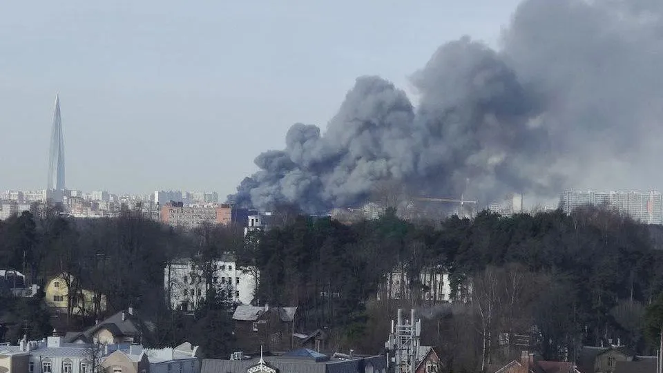 Огромный столб дыма: крупный ангар полыхает в Петербурге