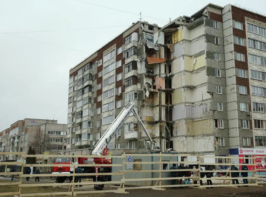 Сотрудники МЧС РФ  на месте обрушения части жилого панельного дома по Удмуртской улице в Ижевске (обрушение произошло 9 ноября)