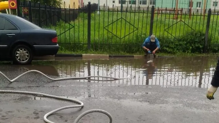 Ливневки начали чистить в Подольске для предотвращения подтоплений
