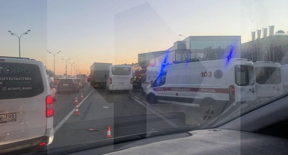 Беременная девушка пострадала при столкновении грузовика и автобуса в Москве