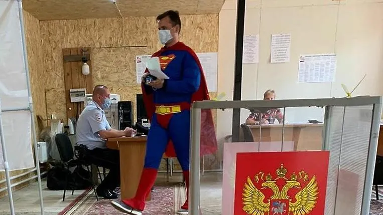 В поселке Красногорска по поправкам в Конституцию проголосовал мужчина в костюме Супермена