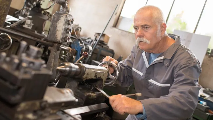 Токарь зарабатывает больше маркетолога: тренды российского рынка труда в 2026 году