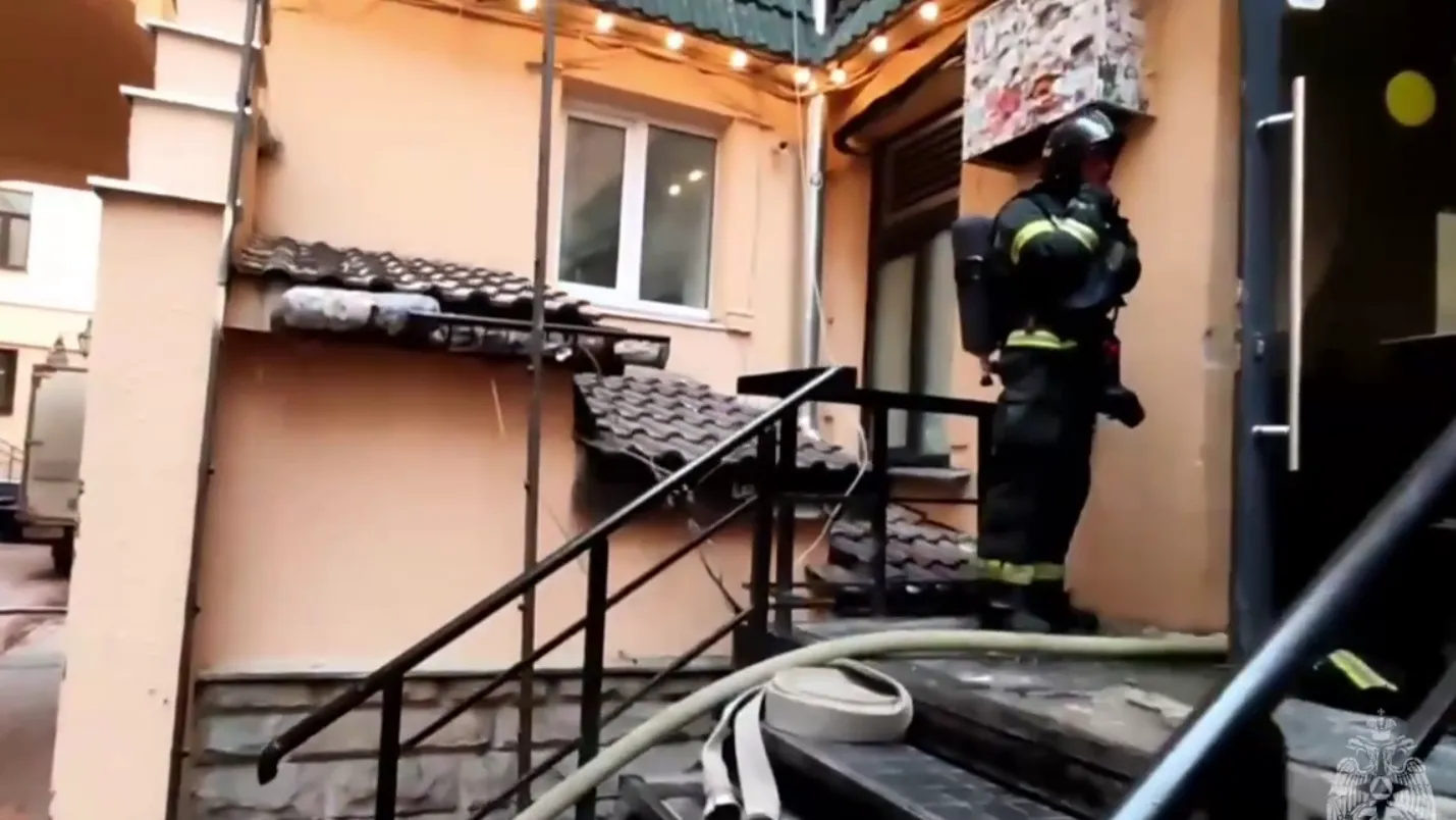 Пожарные ликвидировали возгорание в ресторане в центре Москвы
