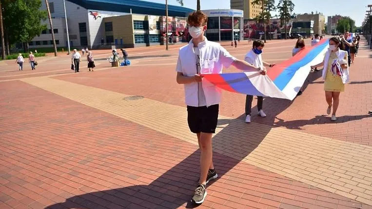 Молодогвардейцы Балашихи провели шествие со 100‑метровым флагом России