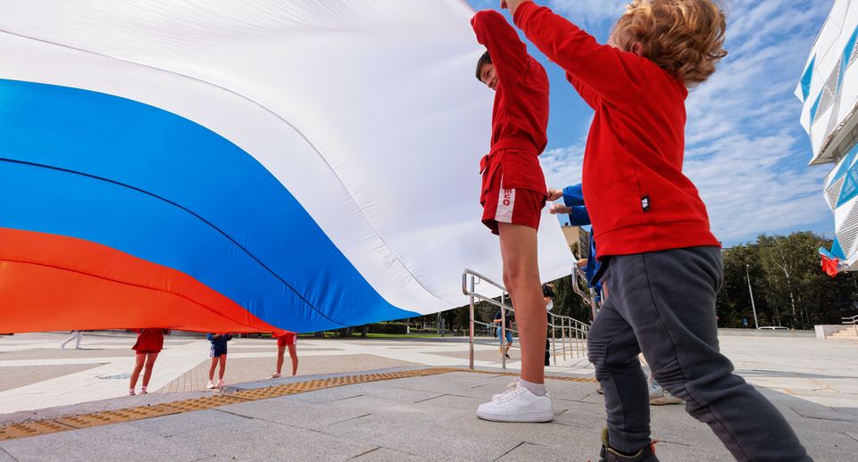 Москвичей поздравили с Днем России