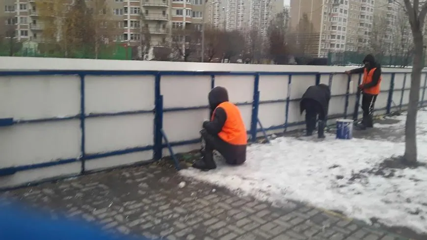 Борты хоккейной коробки покрасили в микрорайоне Кузнечики Подольска