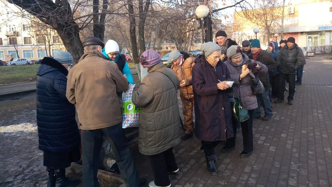 Волонтеры Подольска закрыли проект по раздаче обедов для бездомных в Екатерининском сквере