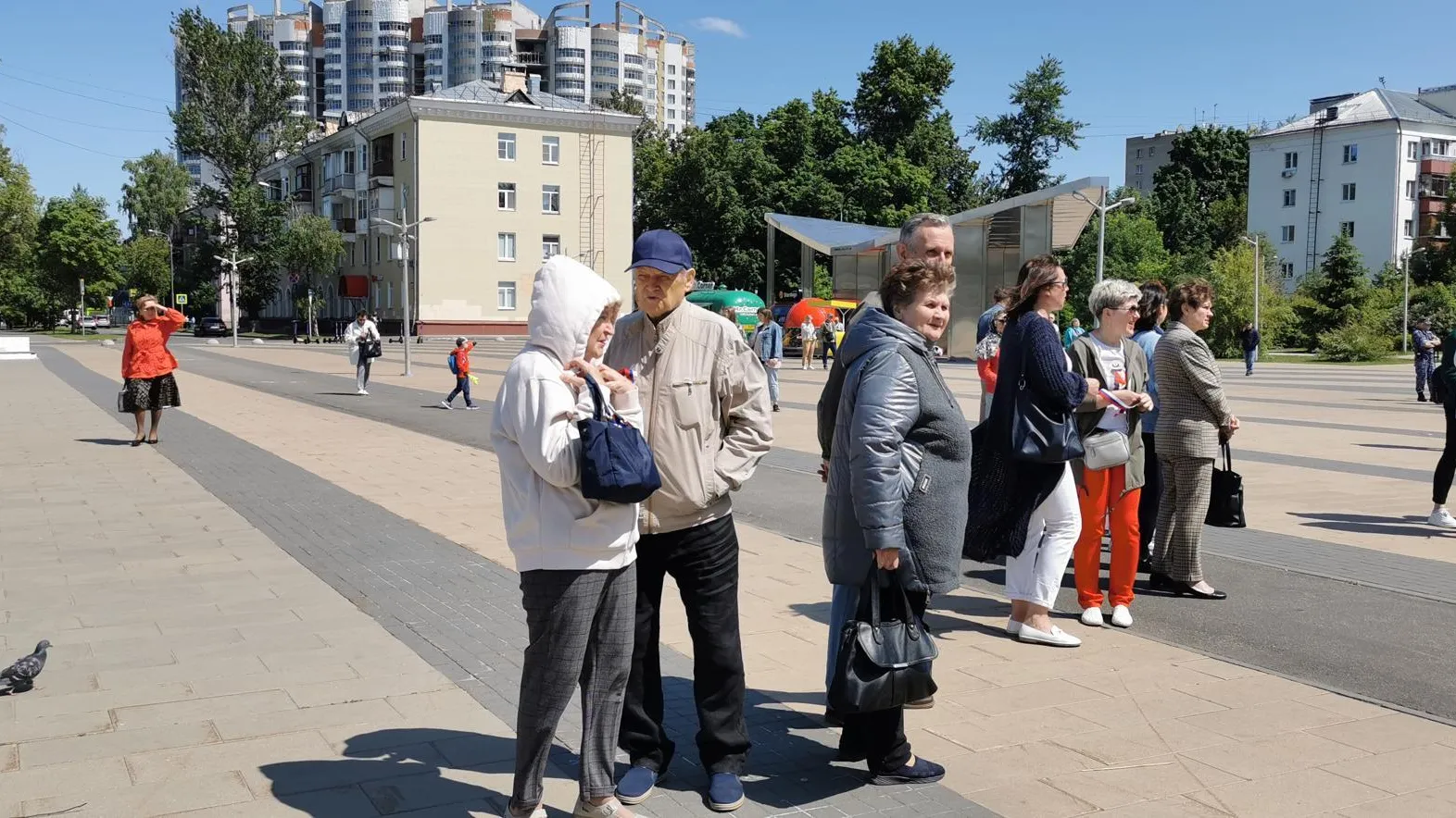 «Волонтеры Подмосковья» раздали жителям Королева ленточки с цветами флага в День России