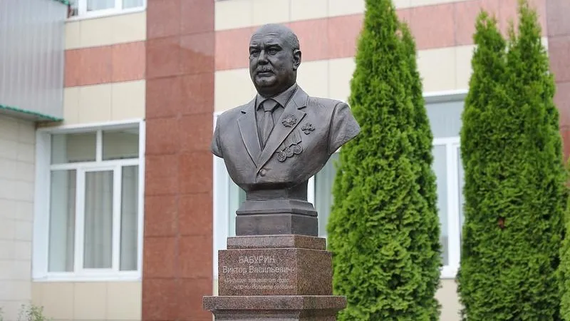 В Ершовском открыли памятник бывшему главе сельского поселения Виктору Бабурину
