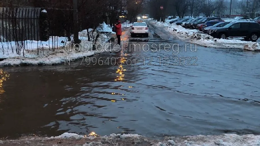 Дороги в микрорайонах Балашихи затопило из‑за неустойчивой погоды