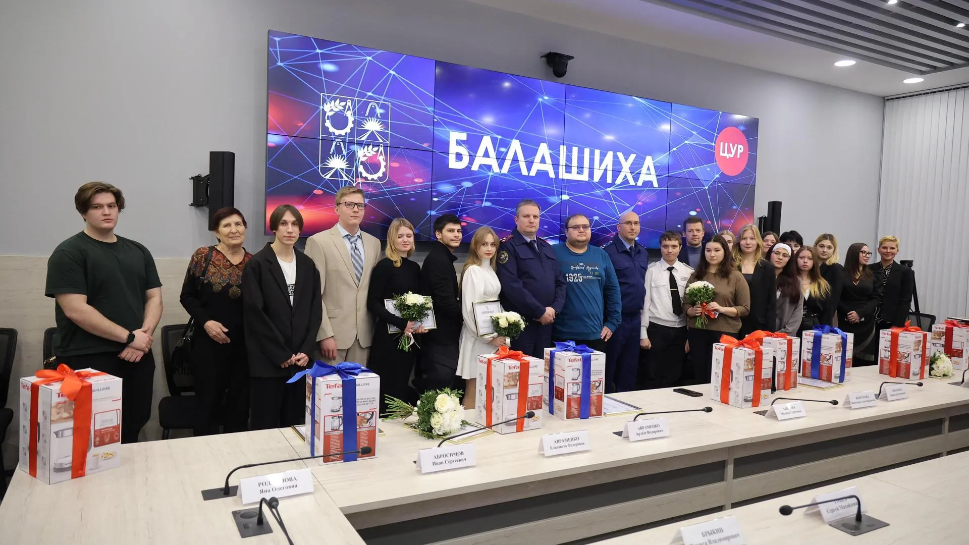 Глава Балашихи вручил ключи детям‑сиротам от новых квартир