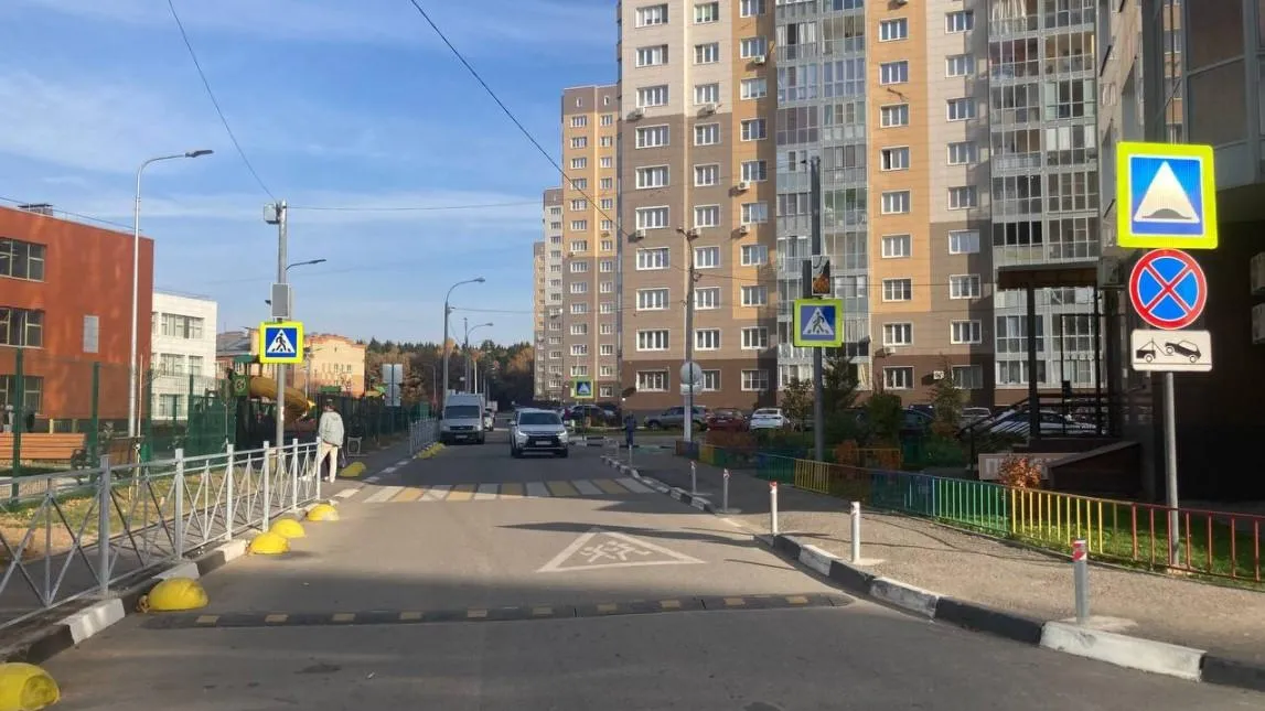 В Подольске дополнительно установили пешеходное перильное ограждение по 9 адресам