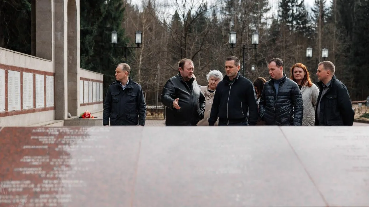 Глава Дубны Максим Тихомиров оценил ход ремонта мемориала «Братские могилы»