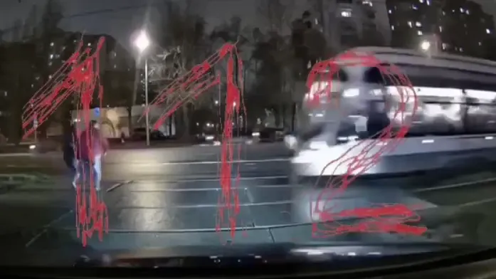 Переход на тот свет: трамвай снес пешеходов в Москве, один из них погиб