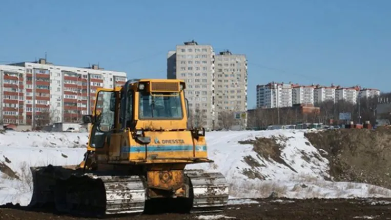 Собранный на дорогах Дзержинского снег будут вывозить в карьер ЗИЛ