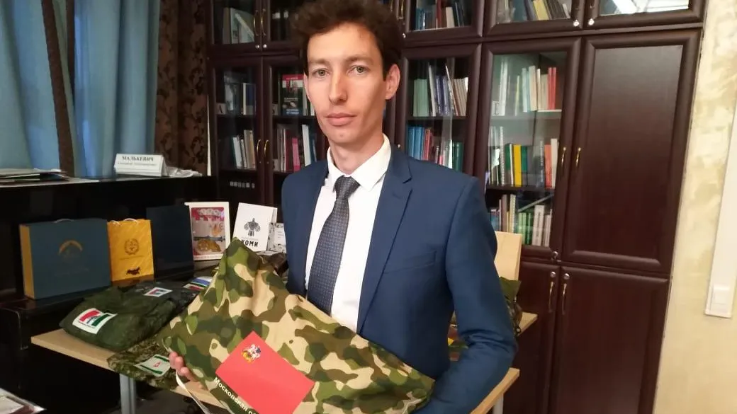 Флаг Подмосковья передали Псковской области в честь 75‑летия освобождения поселка Идрица