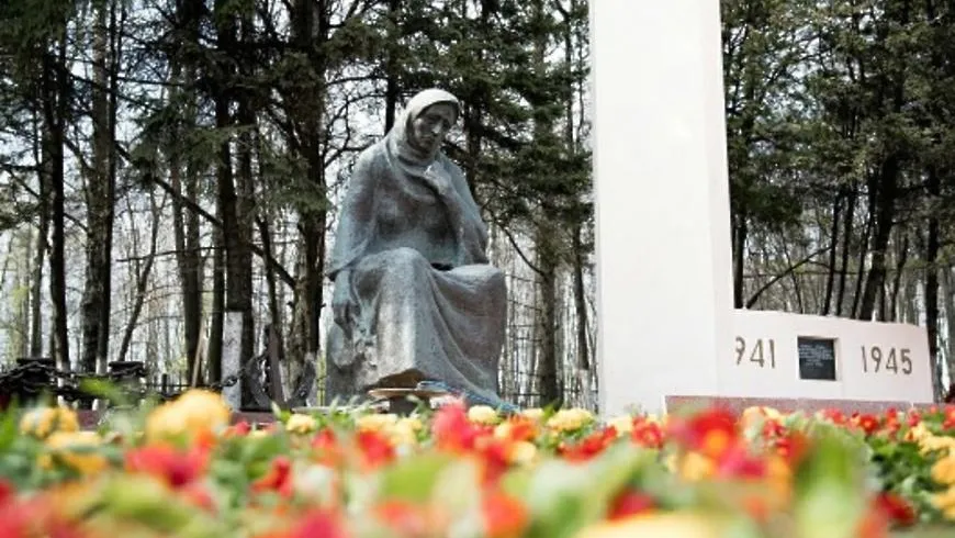 Свыше 10 тыс цветов украсили территории около военных памятников в Солнечногорске