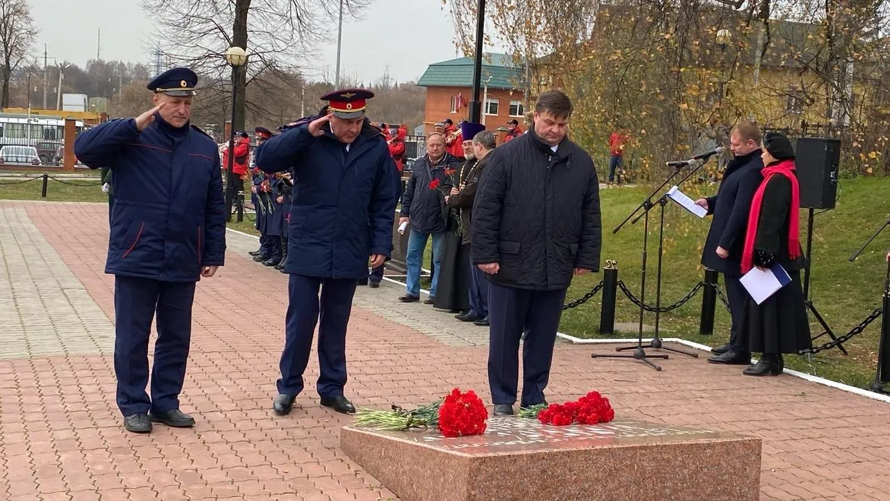 Глава Подольска возложил цветы к памятнику Виктору Талалихину в день его гибели
