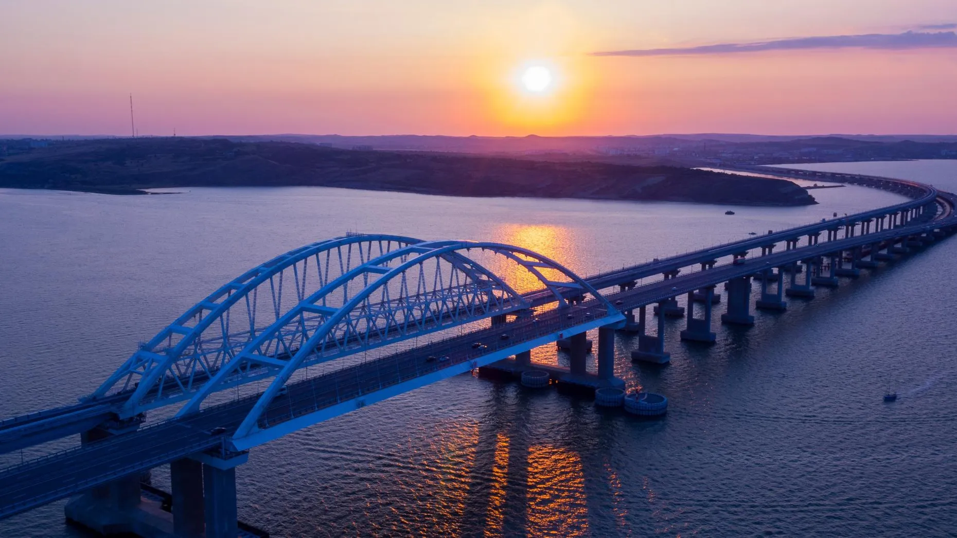 На Крымском мосту ввели сплошной паспортный контроль