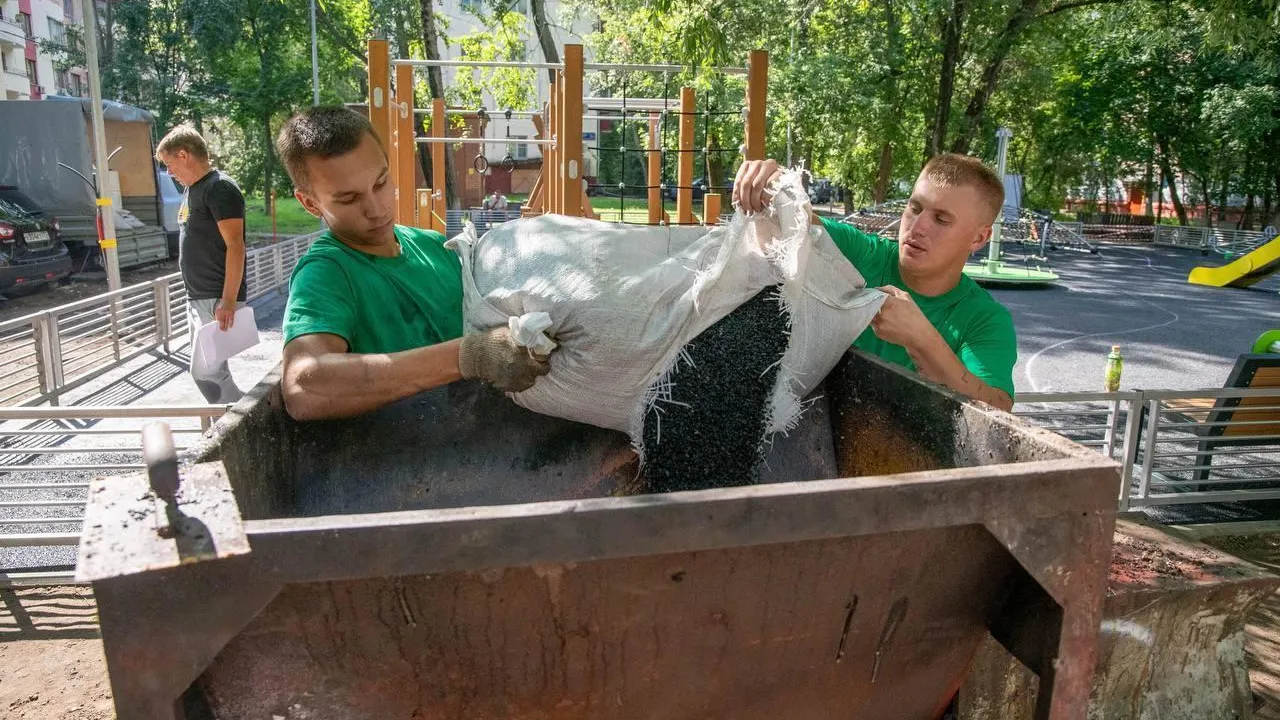 В Реутове на улице Ленина заканчивается строительство детской игровой площадки