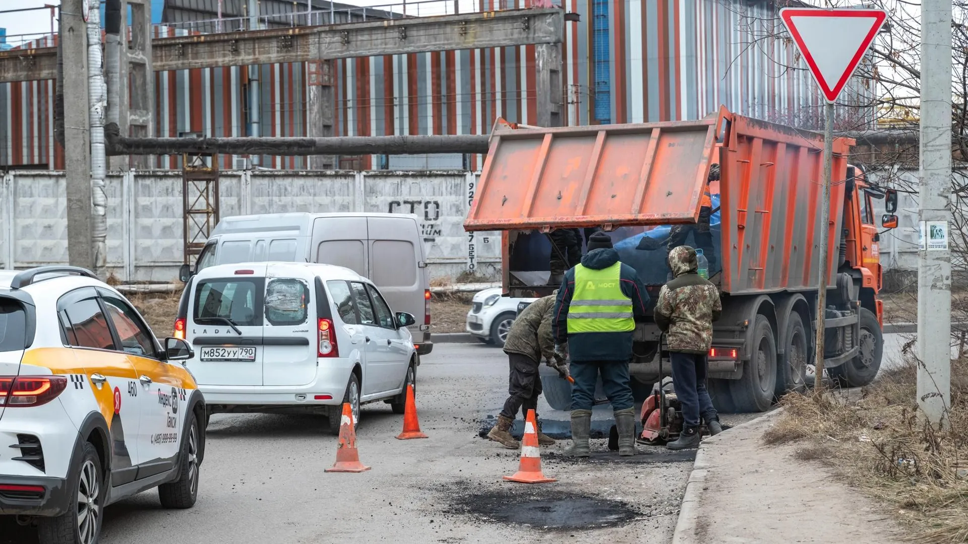 В Реутове устранили более 60 ям в январе