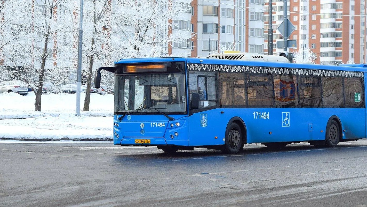 Столичных водителей попросили пересесть на общественный транспорт из‑за снега и гололедицы