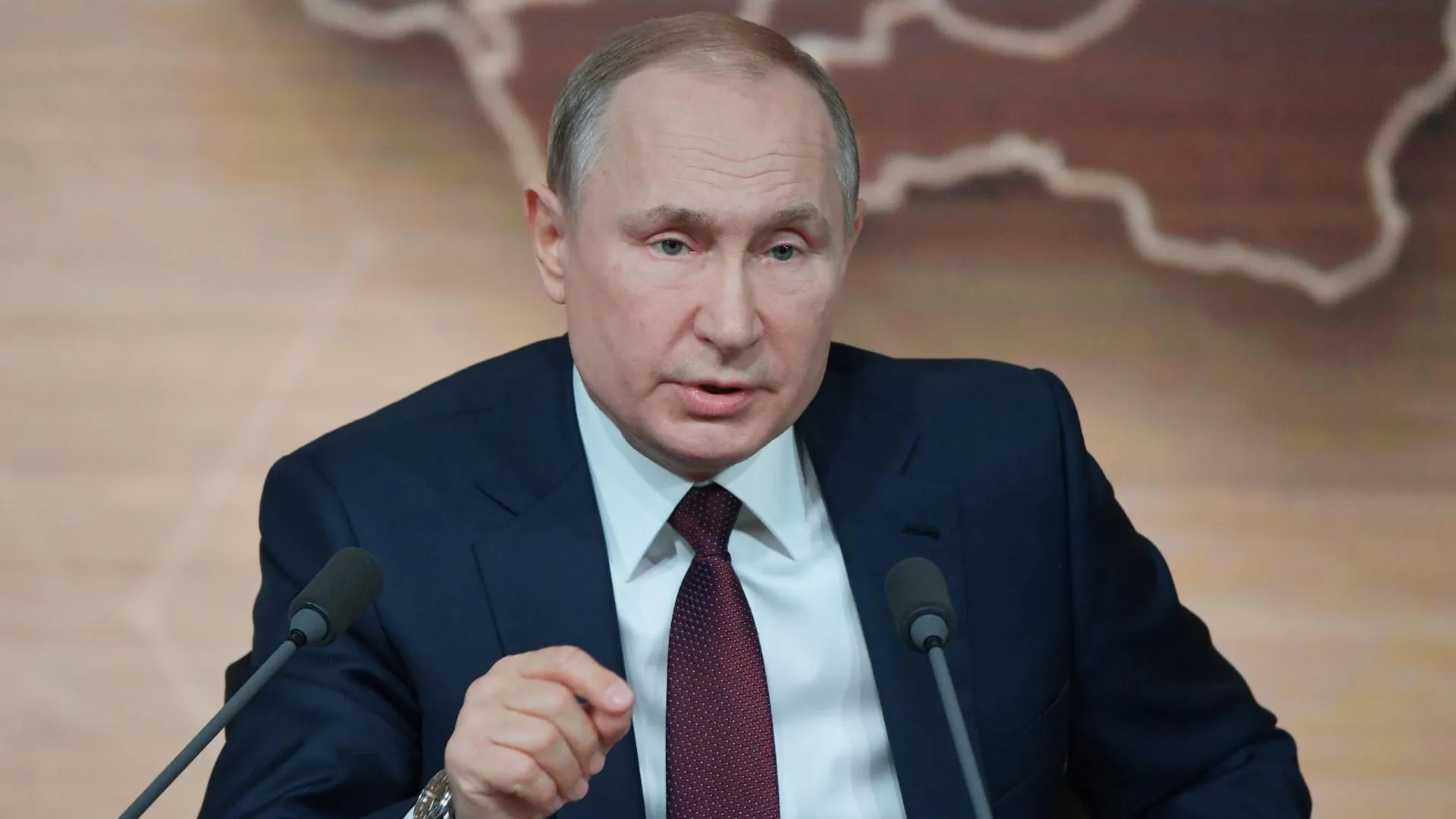 Путин поручил МВД жестко пресекать произвол
