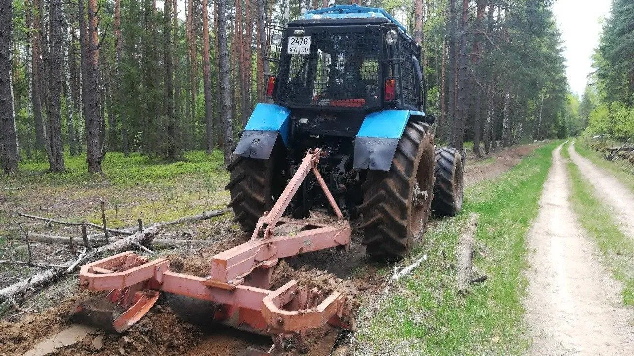 В лесах Подмосковья проводится устройство минерализованных полос