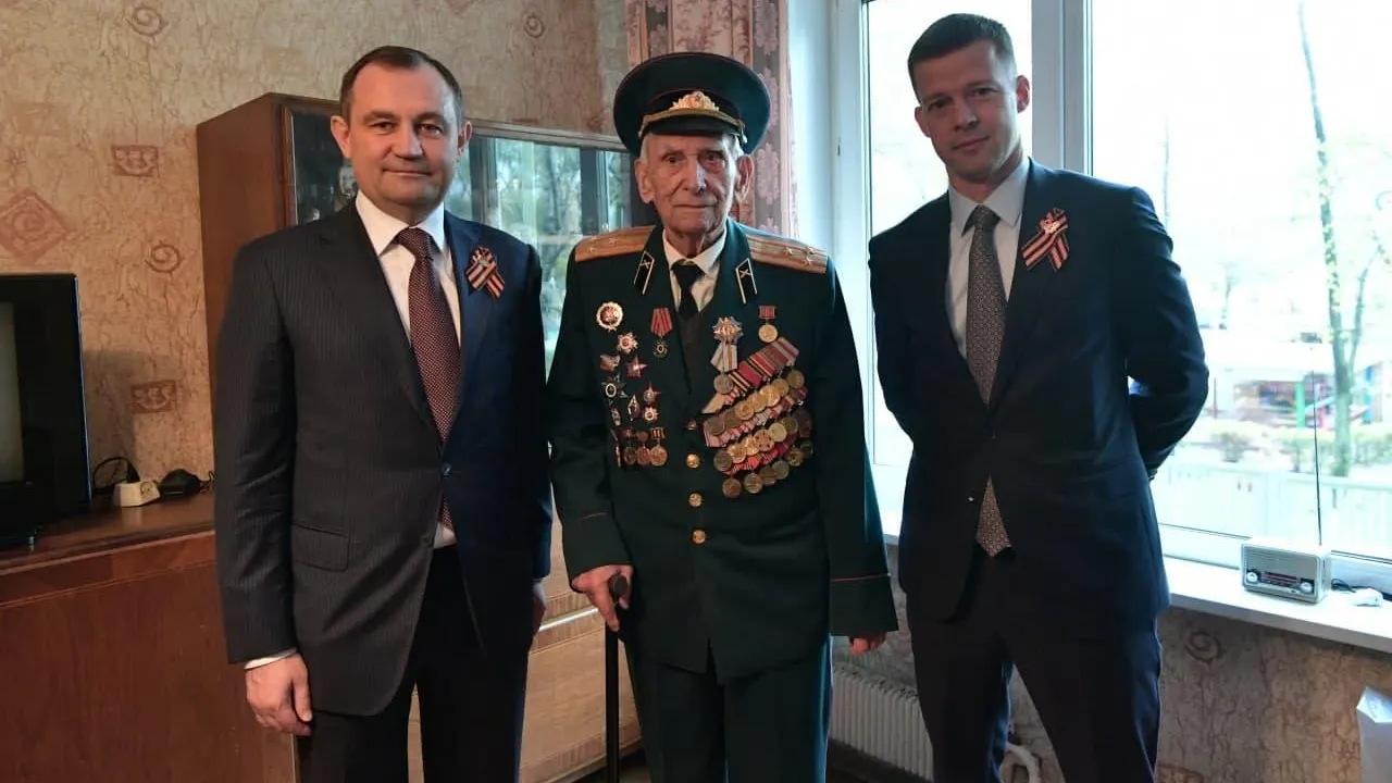 Брынцалов поздравил ветерана Александра Золотова с наступающим Днем Победы
