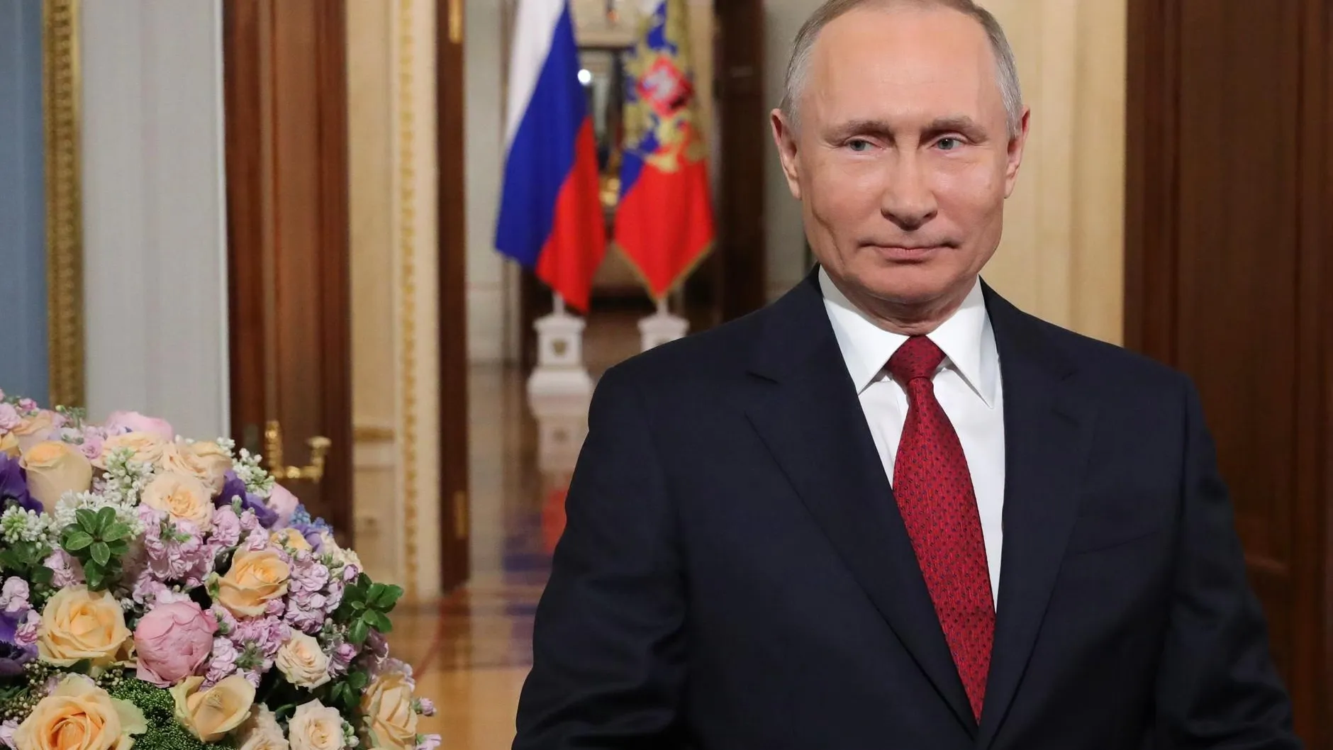 Путин пожелал россиянкам счастья и любви в честь 8 Марта