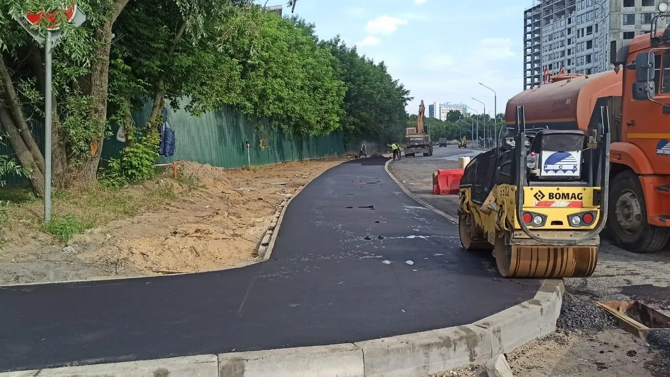 В Подмосковье приступили к устройству асфальтобетонного покрытия на Мякининском шоссе