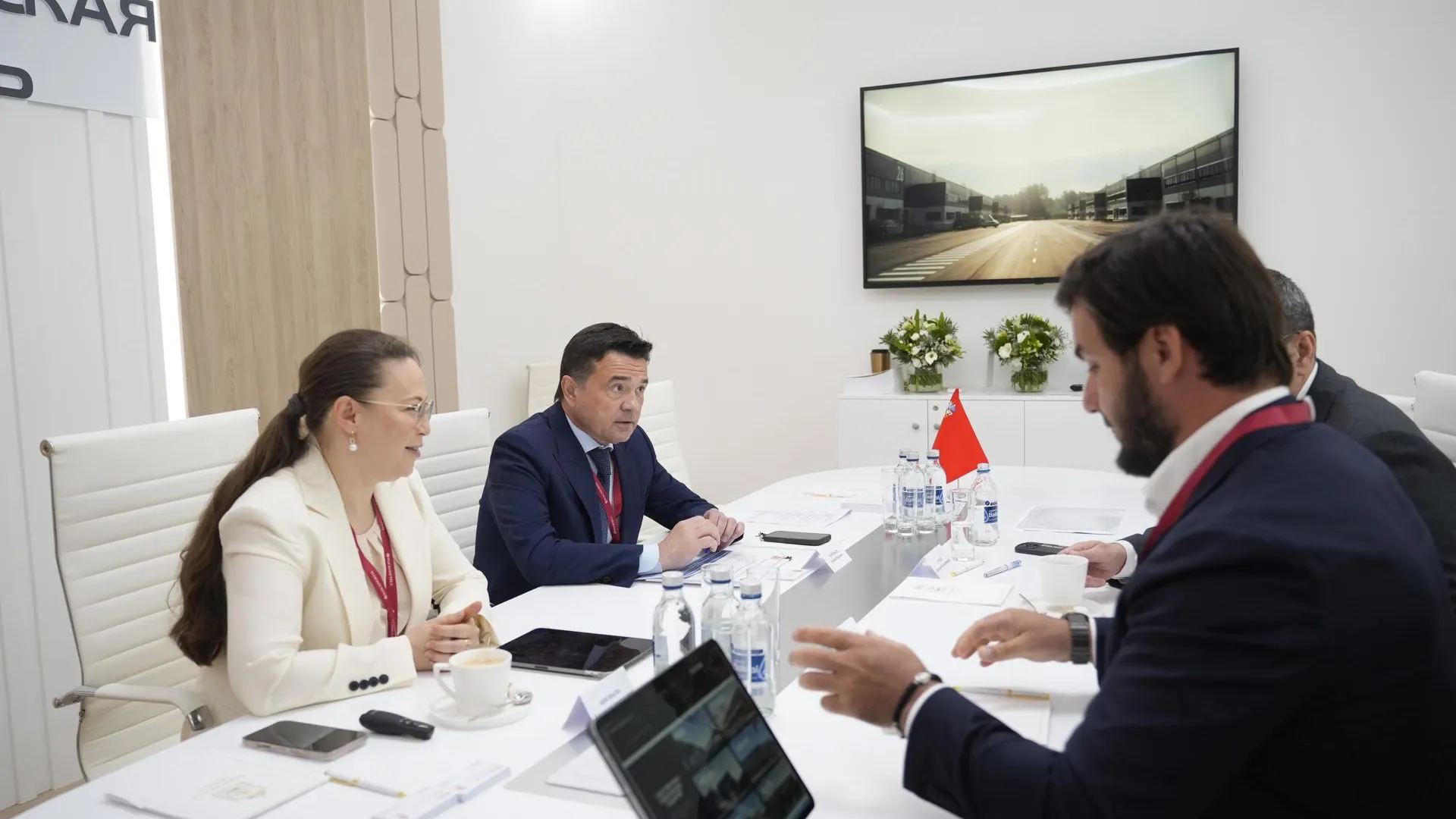 Воробьев на ПМЭФ обсудил с инвесторами развитие Light Industrial в Подмосковье