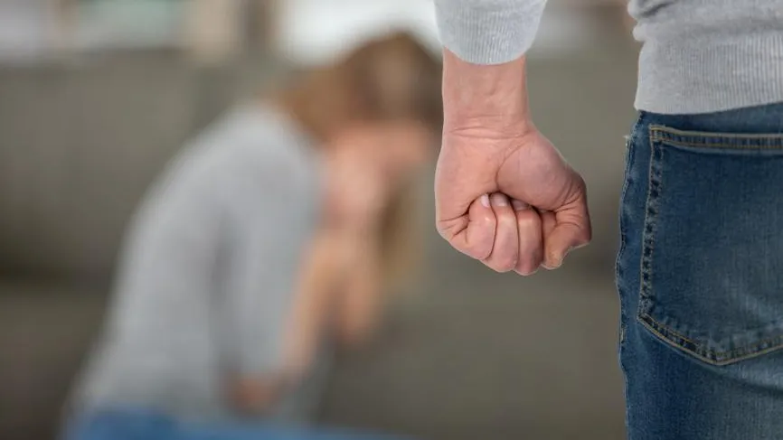 Развод превратился в кошмар: муж-тиран караулит россиянку и громит ее авто