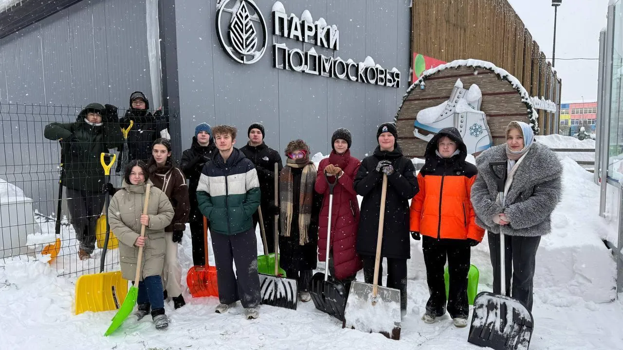 Студенты Губернского колледжа в Серпухове помогают убирать снег после снегопада