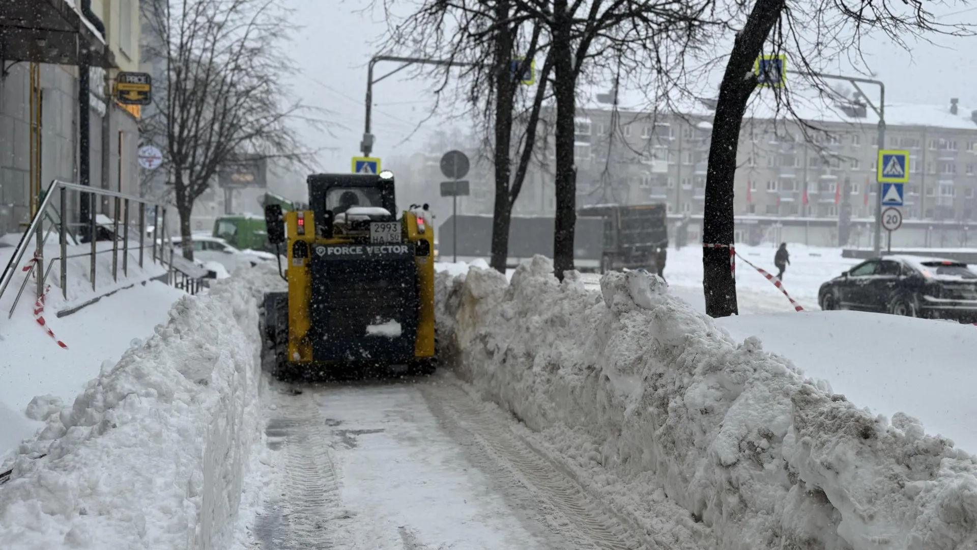 Коммунальщики Балашихи устраняют последствия циклона Валли