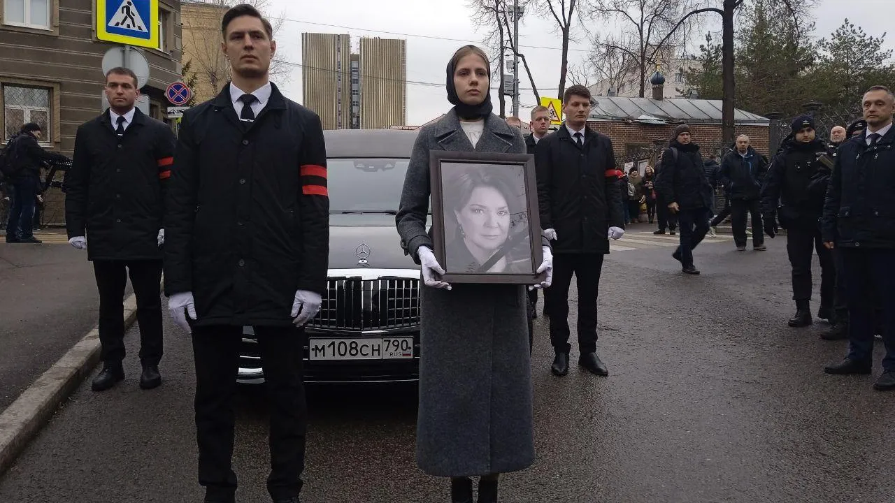 Дочери Андрея Миронова воссоединились на похоронах Ларисы Голубкиной