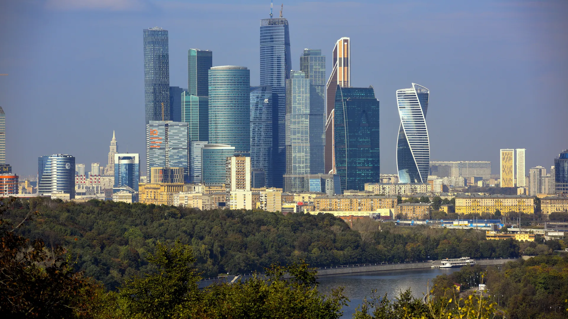 В «Москва-Сити» бородачи отняли у курьера чемодан со 127 млн руб наличными