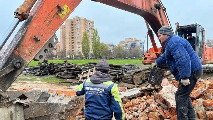 Старый корпус и трибуны стадиона «Весна» начали сносить в Подольске